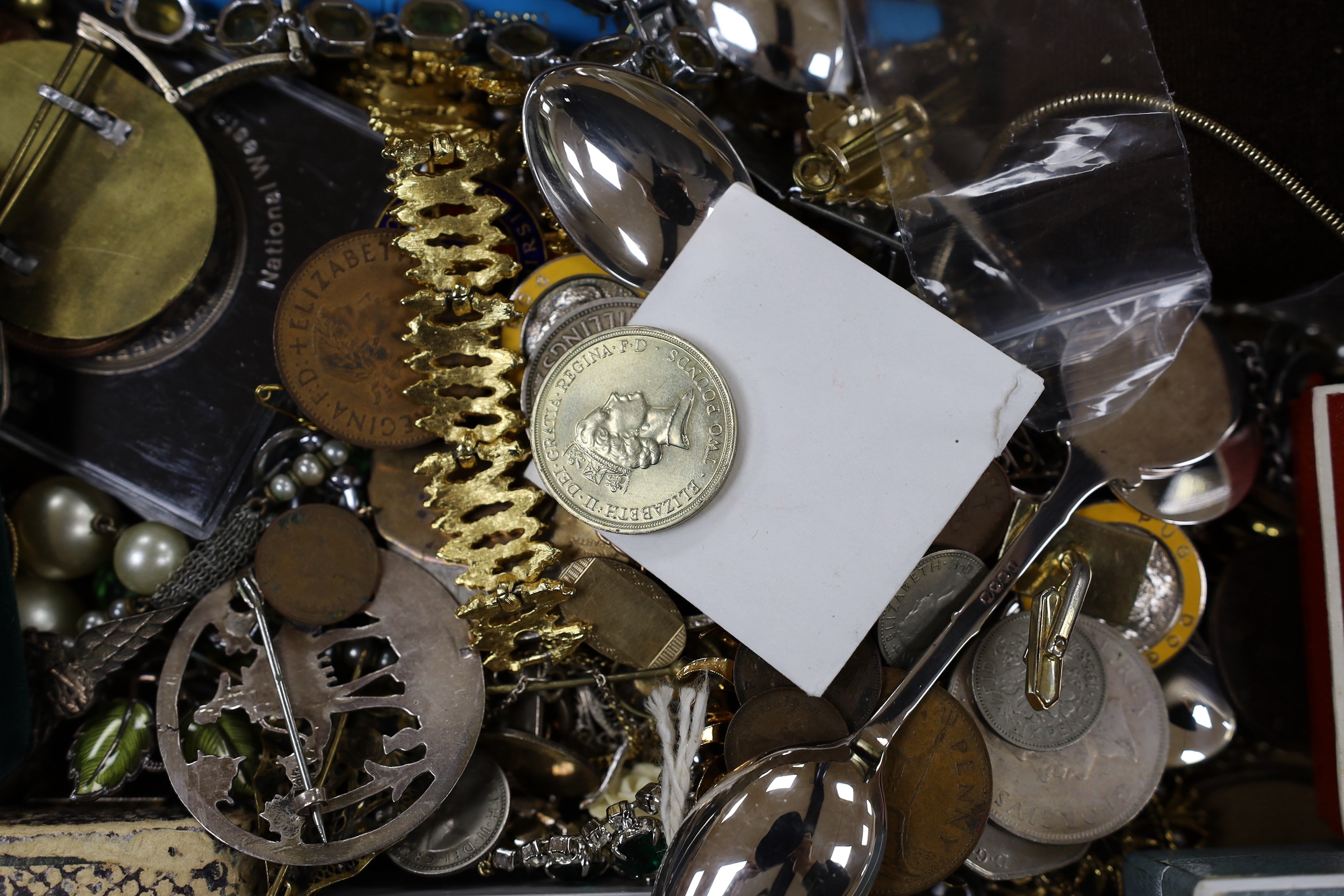 A modern 9ct gold wish bone pendant on a 9ct chain and a quantity of assorted costume jewellery, coins, etc.